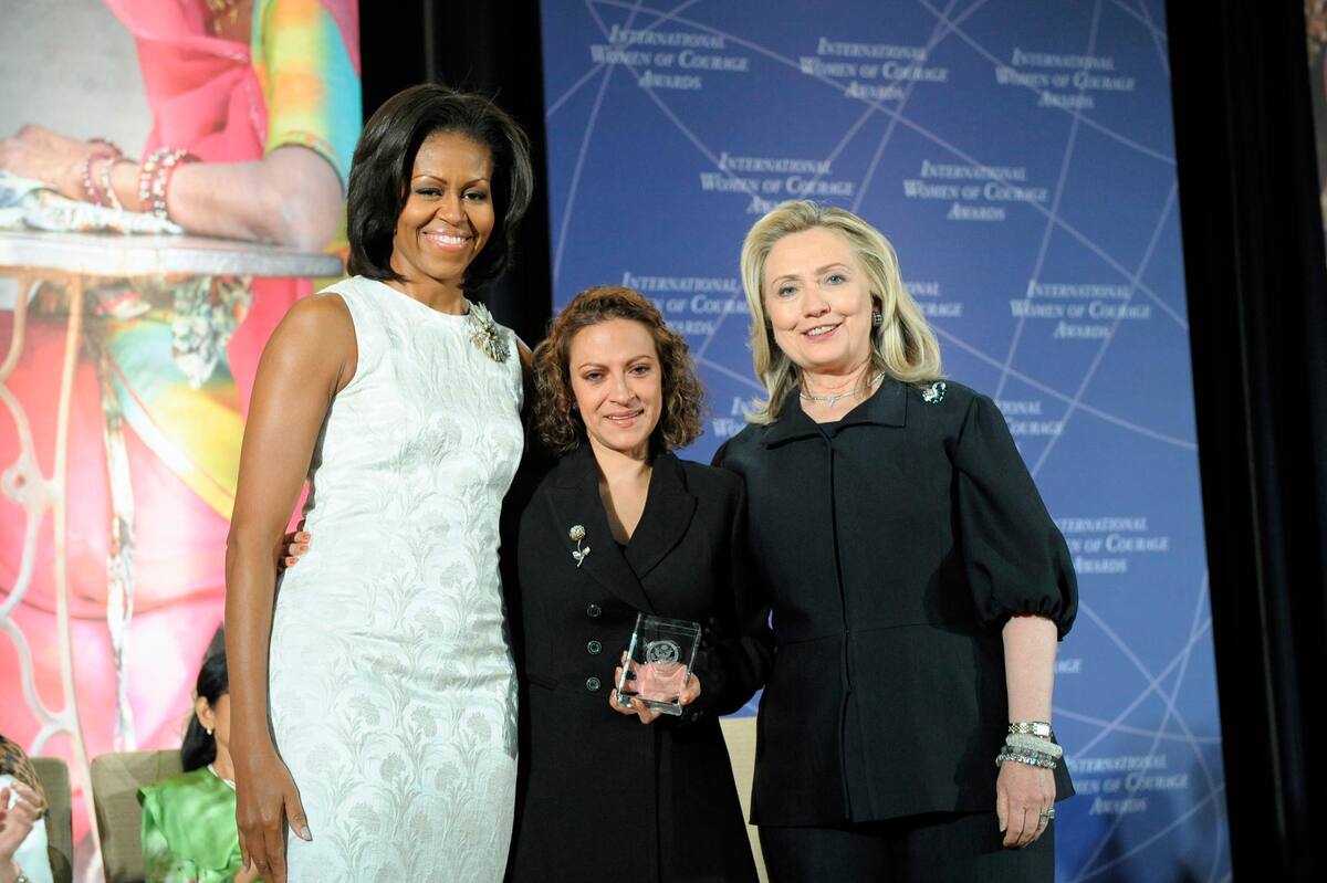 Jineth Bedoya ( en el centro), en compañía de Michelle Obama y Hillary Clinton, cuando fue premiada como líder mundial, en Washington, Estados Unidos, el 8 de marzo de 2012.