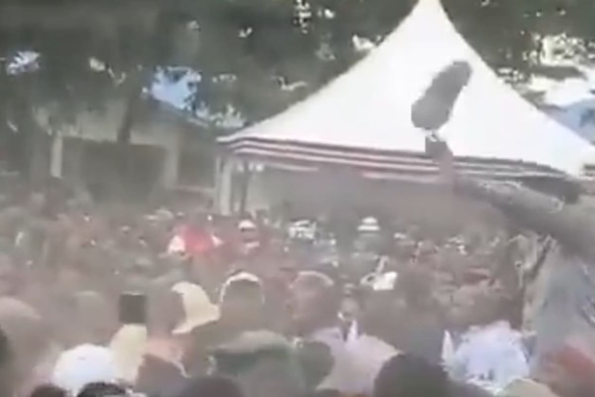Tres personas fueron arrestadas como sospechosas después de que alguien arrojara un zapato contra el presidente de Kenia, William Ruto, durante un mitin.