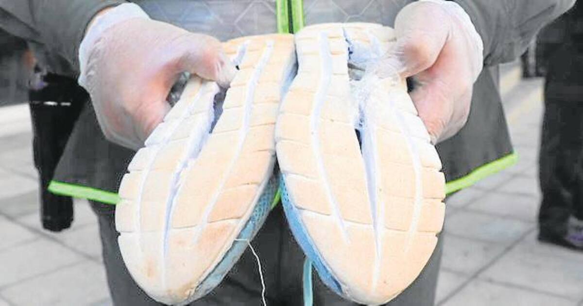 Así ocultaban los presos la droga en las suelas de los zapatos. Tomada de video. / VANGUARDIA