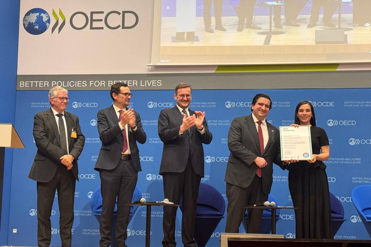 Andrea Serrano, gerente Zona Franca Santander, recibió el reconocimiento de la OCDE en una ceremonia celebrada en París, Francia | Suministrada